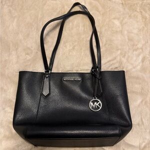 MICHAEL KORS PEBBLED LEATHER PURSE